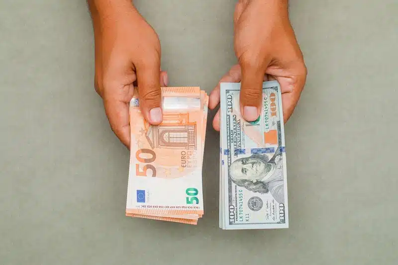 Comment convertir efficacement vos dollars américains en euros astuces et conseils